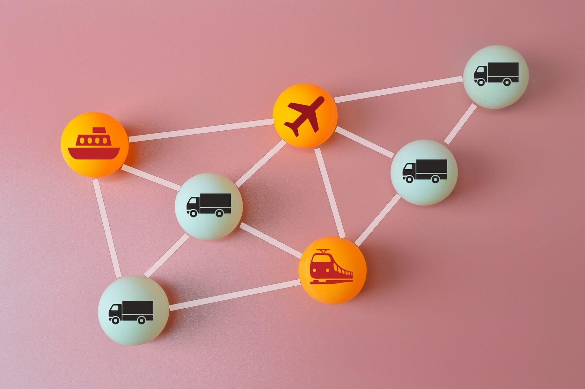 Concept de logistique connectée et de chaîne d'approvisionnement. Balle de tennis de table avec avion, camion, train et bateau.